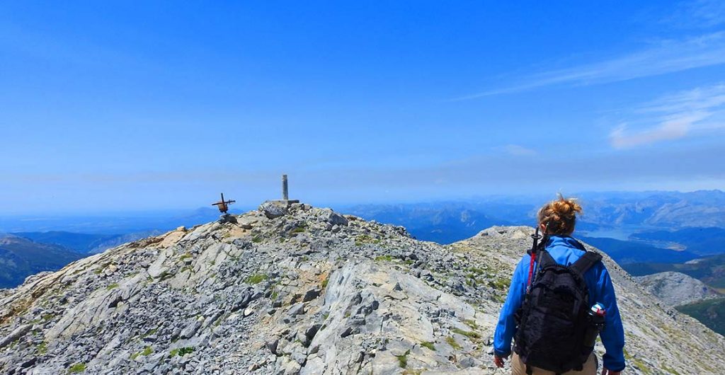 Cima la montaña Espigüete, un día de cielo azul y buen tiempo.